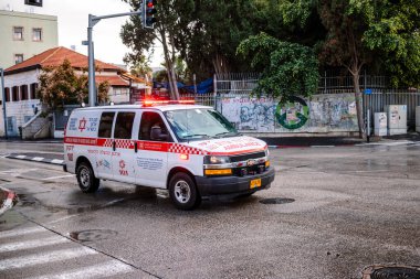 Tel Aviv, İsrail - 6 Aralık 2023 İsrail ambulansı Tel Aviv sokaklarında ilerliyor.