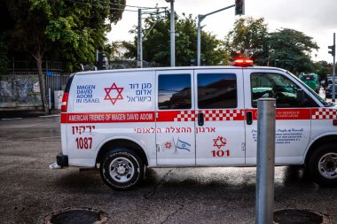 Tel Aviv, İsrail - 6 Aralık 2023 İsrail ambulansı Tel Aviv sokaklarında ilerliyor.