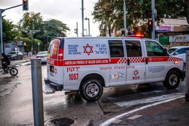 Tel Aviv, İsrail - 6 Aralık 2023 İsrail ambulansı Tel Aviv sokaklarında ilerliyor.