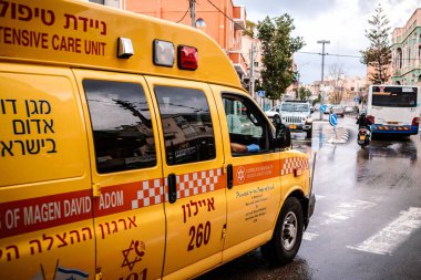 Tel Aviv, İsrail - 6 Aralık 2023 İsrail ambulansı Tel Aviv sokaklarında ilerliyor.