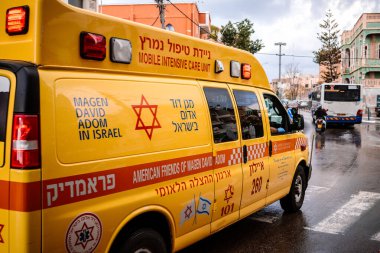 Tel Aviv, İsrail - 6 Aralık 2023 İsrail ambulansı Tel Aviv sokaklarında ilerliyor.
