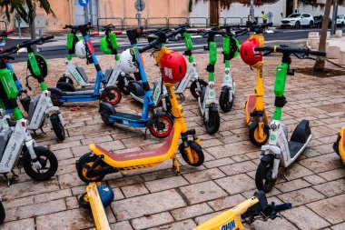 Tel Aviv, İsrail - 6 Aralık 2023 Elektrikli scooterlar İsrail 'de Tel Aviv sokaklarına park edildi