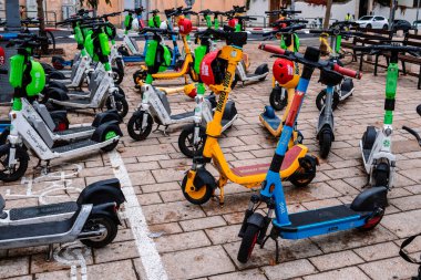 Tel Aviv, İsrail - 6 Aralık 2023 Elektrikli scooterlar İsrail 'de Tel Aviv sokaklarına park edildi