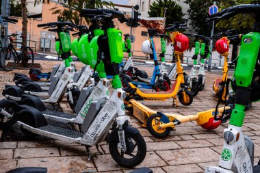 Tel Aviv, İsrail - 6 Aralık 2023 Elektrikli scooterlar İsrail 'de Tel Aviv sokaklarına park edildi