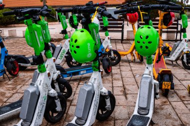 Tel Aviv, İsrail - 6 Aralık 2023 Elektrikli scooterlar İsrail 'de Tel Aviv sokaklarına park edildi