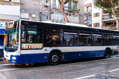 Tel Aviv, İsrail - 7 Aralık 2023 Yerel otobüs Tel Aviv şehir merkezinde ilerliyor