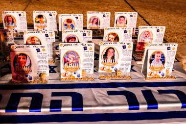 Tel Aviv, İsrail - 8 Aralık 2023 Tel Aviv Sanat Müzesi 'nin önünde toplanan insanlar artık Rehineler Meydanı olarak biliniyor. İnsanlar Hamas rehinelerinin fotoğraflarını ve destek mesajlarını sergiledi