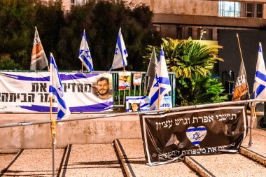 Tel Aviv, İsrail - 8 Aralık 2023 Tel Aviv Sanat Müzesi 'nin önünde toplanan insanlar artık Rehineler Meydanı olarak biliniyor. İnsanlar Hamas rehinelerinin fotoğraflarını ve destek mesajlarını sergiledi