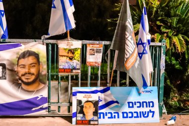 Tel Aviv, İsrail - 8 Aralık 2023 Tel Aviv Sanat Müzesi 'nin önünde toplanan insanlar artık Rehineler Meydanı olarak biliniyor. İnsanlar Hamas rehinelerinin fotoğraflarını ve destek mesajlarını sergiledi