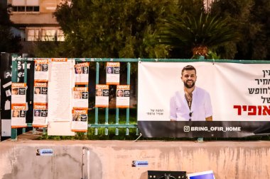 Tel Aviv, İsrail - 8 Aralık 2023 Tel Aviv Sanat Müzesi 'nin önünde toplanan insanlar artık Rehineler Meydanı olarak biliniyor. İnsanlar Hamas rehinelerinin fotoğraflarını ve destek mesajlarını sergiledi