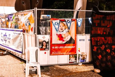Tel Aviv, İsrail - 8 Aralık 2023 Tel Aviv Sanat Müzesi 'nin önünde toplanan insanlar artık Rehineler Meydanı olarak biliniyor. İnsanlar Hamas rehinelerinin fotoğraflarını ve destek mesajlarını sergiledi