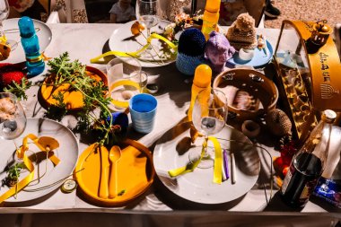 Tel Aviv, İsrail - 8 Aralık 2023 Tel Aviv Sanat Müzesi 'nin önünde toplanan insanlar artık Rehineler Meydanı olarak biliniyor. İnsanlar Hamas rehinelerinin fotoğraflarını ve destek mesajlarını sergiledi