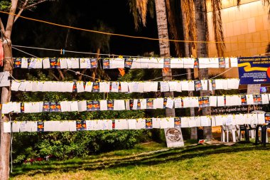 Tel Aviv, İsrail - 8 Aralık 2023 Tel Aviv Sanat Müzesi 'nin önünde toplanan insanlar artık Rehineler Meydanı olarak biliniyor. İnsanlar Hamas rehinelerinin fotoğraflarını ve destek mesajlarını sergiledi