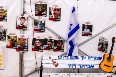 Tel Aviv, İsrail - 8 Aralık 2023 Tel Aviv Sanat Müzesi 'nin önünde toplanan insanlar artık Rehineler Meydanı olarak biliniyor. İnsanlar Hamas rehinelerinin fotoğraflarını ve destek mesajlarını sergiledi