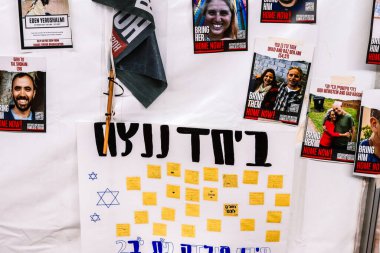 Tel Aviv, İsrail - 8 Aralık 2023 Tel Aviv Sanat Müzesi 'nin önünde toplanan insanlar artık Rehineler Meydanı olarak biliniyor. İnsanlar Hamas rehinelerinin fotoğraflarını ve destek mesajlarını sergiledi