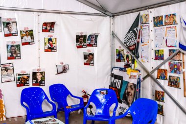 Tel Aviv, İsrail - 8 Aralık 2023 Tel Aviv Sanat Müzesi 'nin önünde toplanan insanlar artık Rehineler Meydanı olarak biliniyor. İnsanlar Hamas rehinelerinin fotoğraflarını ve destek mesajlarını sergiledi