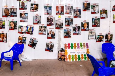 Tel Aviv, İsrail - 8 Aralık 2023 Tel Aviv Sanat Müzesi 'nin önünde toplanan insanlar artık Rehineler Meydanı olarak biliniyor. İnsanlar Hamas rehinelerinin fotoğraflarını ve destek mesajlarını sergiledi