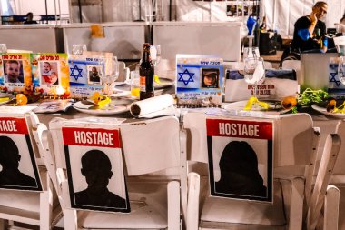 Tel Aviv, İsrail - 8 Aralık 2023 Tel Aviv Sanat Müzesi 'nin önünde toplanan insanlar artık Rehineler Meydanı olarak biliniyor. İnsanlar Hamas rehinelerinin fotoğraflarını ve destek mesajlarını sergiledi