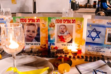 Tel Aviv, İsrail - 8 Aralık 2023 Tel Aviv Sanat Müzesi 'nin önünde toplanan insanlar artık Rehineler Meydanı olarak biliniyor. İnsanlar Hamas rehinelerinin fotoğraflarını ve destek mesajlarını sergiledi