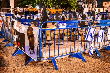 Tel Aviv, İsrail - 8 Aralık 2023 Tel Aviv Sanat Müzesi 'nin önünde toplanan insanlar artık Rehineler Meydanı olarak biliniyor. İnsanlar Hamas rehinelerinin fotoğraflarını ve destek mesajlarını sergiledi