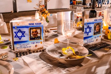 Tel Aviv, İsrail - 8 Aralık 2023 Tel Aviv Sanat Müzesi 'nin önünde toplanan insanlar artık Rehineler Meydanı olarak biliniyor. İnsanlar Hamas rehinelerinin fotoğraflarını ve destek mesajlarını sergiledi