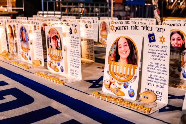 Tel Aviv, İsrail - 8 Aralık 2023 Tel Aviv Sanat Müzesi 'nin önünde toplanan insanlar artık Rehineler Meydanı olarak biliniyor. İnsanlar Hamas rehinelerinin fotoğraflarını ve destek mesajlarını sergiledi