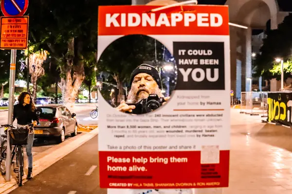 stock image Tel Aviv, Israel - December 8, 2023 People gathered in front of the Tel Aviv Museum of Art, on what is now known as Hostages Square. People displayed photos of Hamas hostages and messages of support