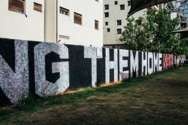 Tel Aviv, İsrail - 10 Aralık 2023 Hamas 'ın 7 Ekim 2023' teki terör saldırısı sırasında kaçırdığı rehinelerin yüzlerinin afişleri Tel Aviv sokaklarında sergileniyor..