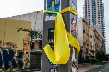 Tel Aviv, İsrail - 10 Aralık 2023 Hamas 'ın 7 Ekim 2023' teki terör saldırısı sırasında kaçırdığı rehinelerin yüzlerinin afişleri Tel Aviv sokaklarında sergileniyor..