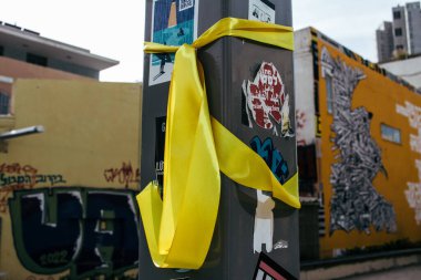 Tel Aviv, İsrail - 10 Aralık 2023 Hamas 'ın 7 Ekim 2023' teki terör saldırısı sırasında kaçırdığı rehinelerin yüzlerinin afişleri Tel Aviv sokaklarında sergileniyor..