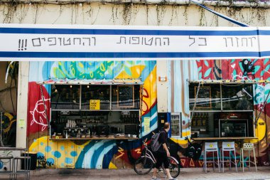 Tel Aviv, İsrail - 10 Aralık 2023 Hamas 'ın 7 Ekim 2023' teki terör saldırısı sırasında kaçırdığı rehinelerin yüzlerinin afişleri Tel Aviv sokaklarında sergileniyor..