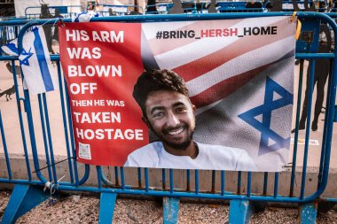 Tel Aviv, İsrail - 10 Aralık 2023 'te Tel Aviv Sanat Müzesi' nin önünde, bugün Rehineler Meydanı olarak bilinen yerde. İnsanlar Hamas rehinelerinin fotoğraflarını ve destek mesajlarını sergiledi