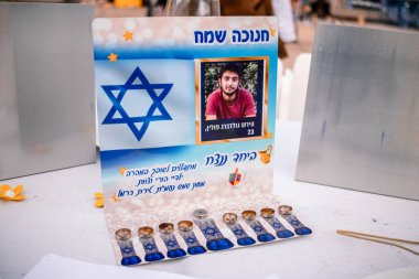 Tel Aviv, İsrail - 10 Aralık 2023 'te Tel Aviv Sanat Müzesi' nin önünde, bugün Rehineler Meydanı olarak bilinen yerde. İnsanlar Hamas rehinelerinin fotoğraflarını ve destek mesajlarını sergiledi