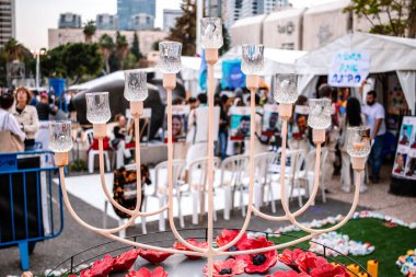 Tel Aviv, İsrail - 10 Aralık 2023 'te Tel Aviv Sanat Müzesi' nin önünde, bugün Rehineler Meydanı olarak bilinen yerde. İnsanlar Hamas rehinelerinin fotoğraflarını ve destek mesajlarını sergiledi