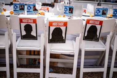 Tel Aviv, İsrail - 10 Aralık 2023 'te Tel Aviv Sanat Müzesi' nin önünde, bugün Rehineler Meydanı olarak bilinen yerde. İnsanlar Hamas rehinelerinin fotoğraflarını ve destek mesajlarını sergiledi