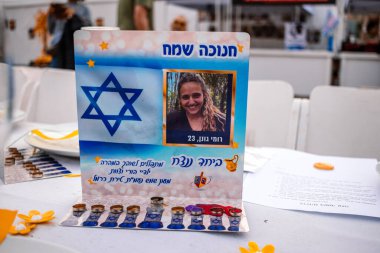 Tel Aviv, İsrail - 10 Aralık 2023 'te Tel Aviv Sanat Müzesi' nin önünde, bugün Rehineler Meydanı olarak bilinen yerde. İnsanlar Hamas rehinelerinin fotoğraflarını ve destek mesajlarını sergiledi