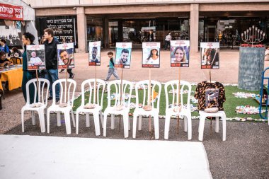 Tel Aviv, İsrail - 10 Aralık 2023 'te Tel Aviv Sanat Müzesi' nin önünde, bugün Rehineler Meydanı olarak bilinen yerde. İnsanlar Hamas rehinelerinin fotoğraflarını ve destek mesajlarını sergiledi