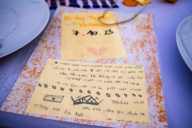 Tel Aviv, İsrail - 10 Aralık 2023 'te Tel Aviv Sanat Müzesi' nin önünde, bugün Rehineler Meydanı olarak bilinen yerde. İnsanlar Hamas rehinelerinin fotoğraflarını ve destek mesajlarını sergiledi