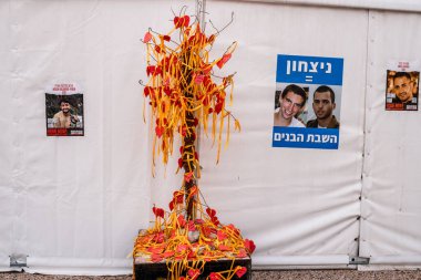 Tel Aviv, İsrail - 10 Aralık 2023 'te Tel Aviv Sanat Müzesi' nin önünde, bugün Rehineler Meydanı olarak bilinen yerde. İnsanlar Hamas rehinelerinin fotoğraflarını ve destek mesajlarını sergiledi