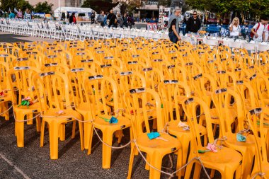 Tel Aviv, İsrail - 10 Aralık 2023 'te Tel Aviv Sanat Müzesi' nin önünde, bugün Rehineler Meydanı olarak bilinen yerde. İnsanlar Hamas rehinelerinin fotoğraflarını ve destek mesajlarını sergiledi