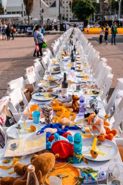 Tel Aviv, İsrail - 10 Aralık 2023 'te Tel Aviv Sanat Müzesi' nin önünde, bugün Rehineler Meydanı olarak bilinen yerde. İnsanlar Hamas rehinelerinin fotoğraflarını ve destek mesajlarını sergiledi