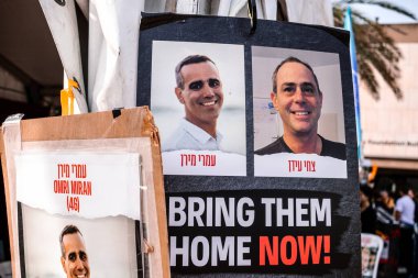 Tel Aviv, İsrail - 10 Aralık 2023 'te Tel Aviv Sanat Müzesi' nin önünde, bugün Rehineler Meydanı olarak bilinen yerde. İnsanlar Hamas rehinelerinin fotoğraflarını ve destek mesajlarını sergiledi