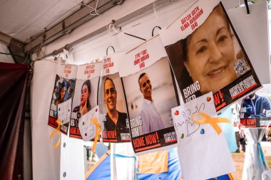 Tel Aviv, İsrail - 10 Aralık 2023 'te Tel Aviv Sanat Müzesi' nin önünde, bugün Rehineler Meydanı olarak bilinen yerde. İnsanlar Hamas rehinelerinin fotoğraflarını ve destek mesajlarını sergiledi