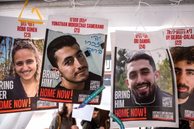 Tel Aviv, İsrail - 10 Aralık 2023 'te Tel Aviv Sanat Müzesi' nin önünde, bugün Rehineler Meydanı olarak bilinen yerde. İnsanlar Hamas rehinelerinin fotoğraflarını ve destek mesajlarını sergiledi