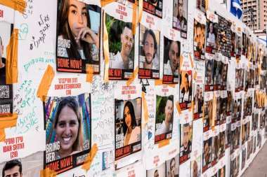 Tel Aviv, İsrail - 10 Aralık 2023 'te Tel Aviv Sanat Müzesi' nin önünde, bugün Rehineler Meydanı olarak bilinen yerde. İnsanlar Hamas rehinelerinin fotoğraflarını ve destek mesajlarını sergiledi