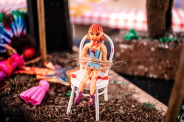 Tel Aviv, İsrail - 10 Aralık 2023 'te Tel Aviv Sanat Müzesi' nin önünde, bugün Rehineler Meydanı olarak bilinen yerde. İnsanlar Hamas rehinelerinin fotoğraflarını ve destek mesajlarını sergiledi