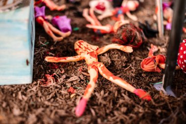 Tel Aviv, İsrail - 10 Aralık 2023 'te Tel Aviv Sanat Müzesi' nin önünde, bugün Rehineler Meydanı olarak bilinen yerde. İnsanlar Hamas rehinelerinin fotoğraflarını ve destek mesajlarını sergiledi