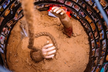 Tel Aviv, İsrail - 10 Aralık 2023 'te Tel Aviv Sanat Müzesi' nin önünde, bugün Rehineler Meydanı olarak bilinen yerde. İnsanlar Hamas rehinelerinin fotoğraflarını ve destek mesajlarını sergiledi