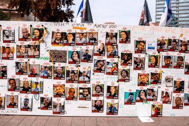 Tel Aviv, İsrail - 10 Aralık 2023 'te Tel Aviv Sanat Müzesi' nin önünde, bugün Rehineler Meydanı olarak bilinen yerde. İnsanlar Hamas rehinelerinin fotoğraflarını ve destek mesajlarını sergiledi