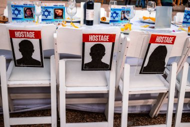 Tel Aviv, İsrail - 10 Aralık 2023 'te Tel Aviv Sanat Müzesi' nin önünde, bugün Rehineler Meydanı olarak bilinen yerde. İnsanlar Hamas rehinelerinin fotoğraflarını ve destek mesajlarını sergiledi